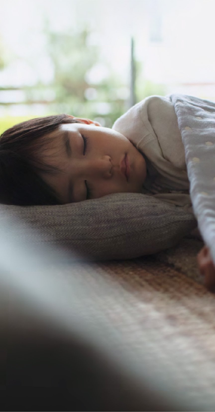 男の子が眠っている、有害物質抑制のイメージ画像です。