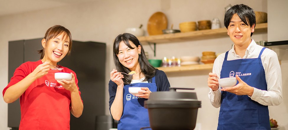 写真：炒飯の入った器とスプーンを持ちながら笑顔を向ける川島さん宮松さん小西さんの様子