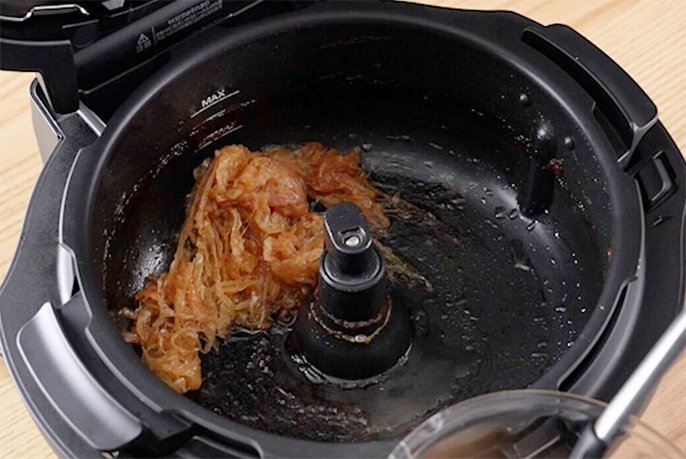 写真：ひと口フレンチトーストを鍋底かきまぜで調理しているオートクッカー