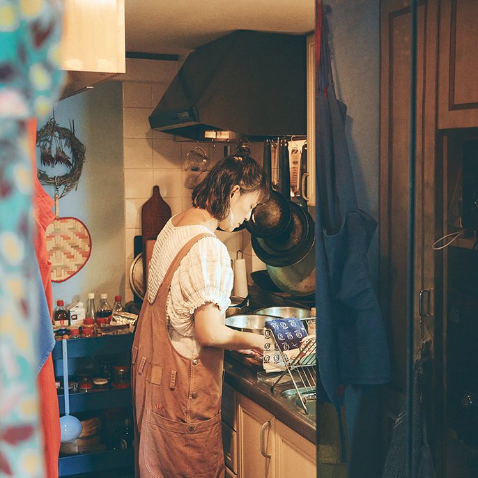 写真：キッチンで調理している様子