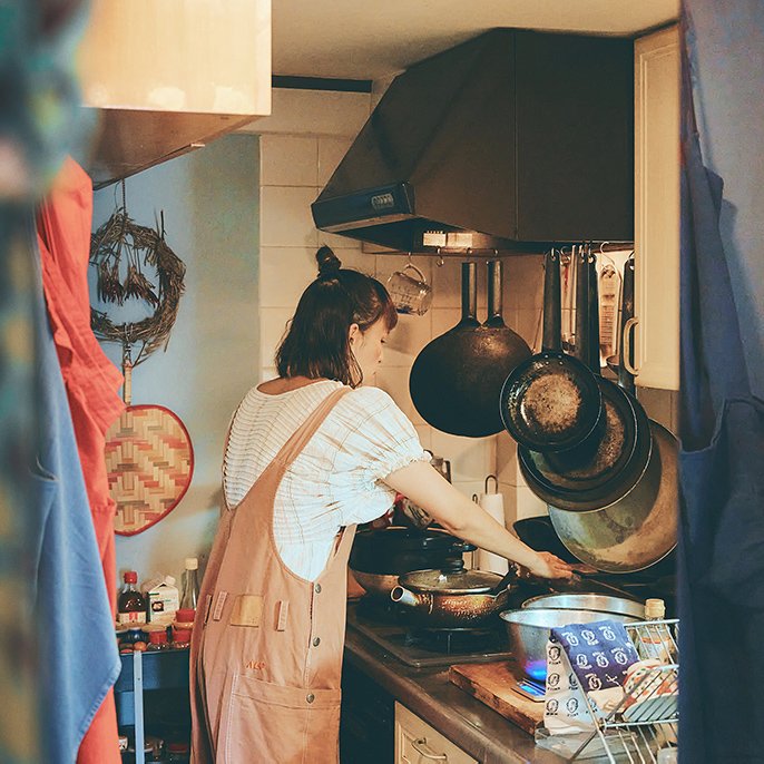 写真：キッチンで調理している様子