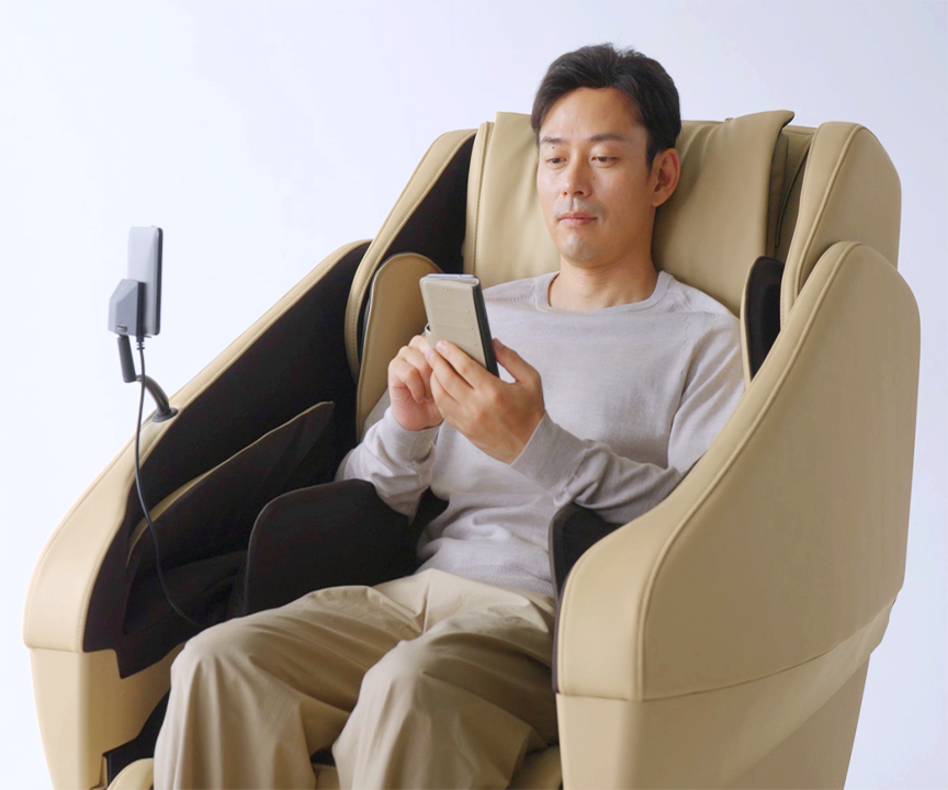 写真：男性がep-ma120に座ってスマートフォンを見ている様子
