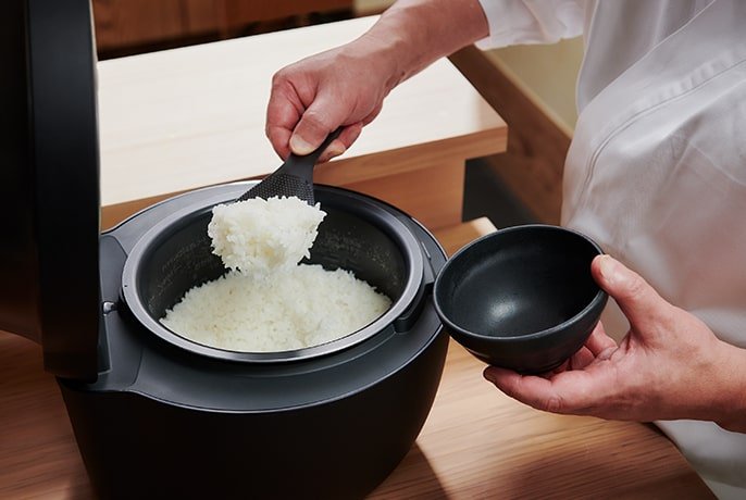 お米がきれいに並んだ状態のまま、かき混ぜずによそうのがポイント