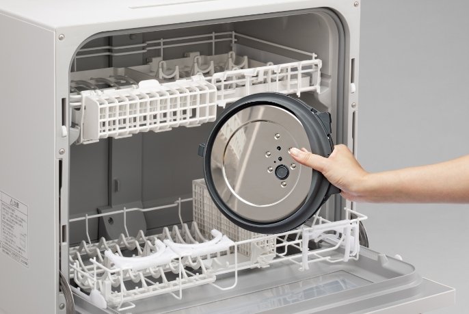食洗機にワンタッチふた加熱板を入れている画像です。