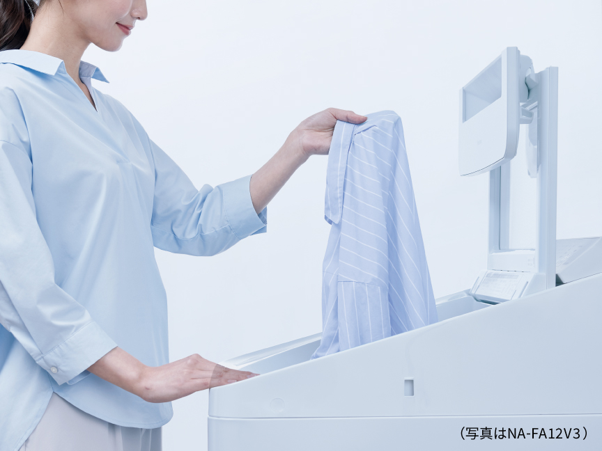 イメージ：洗濯槽から服を取り出すところ