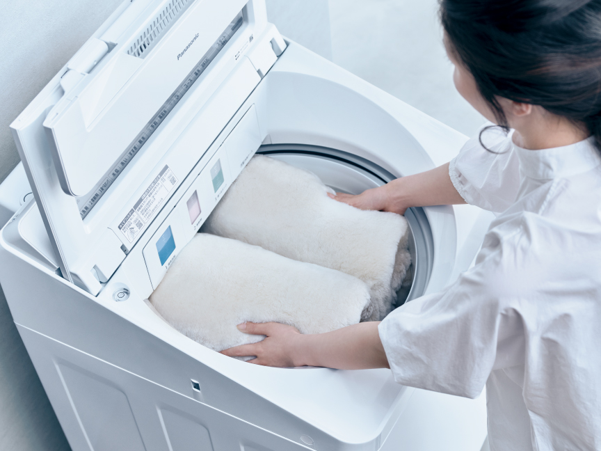 イメージ：洗濯槽から毛布を取り出すところ