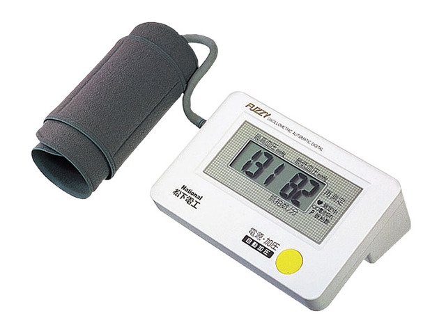 写真：自動血圧計　上腕測定タイプ EW243