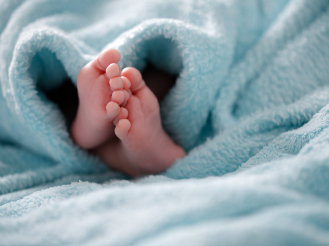 赤ちゃんの足と毛布のイメージ図