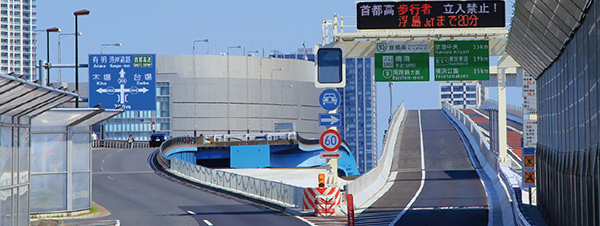 傾斜のある道路のイメージ