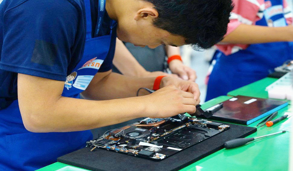 参加者のこどもがレッツノートを組み立てている様子