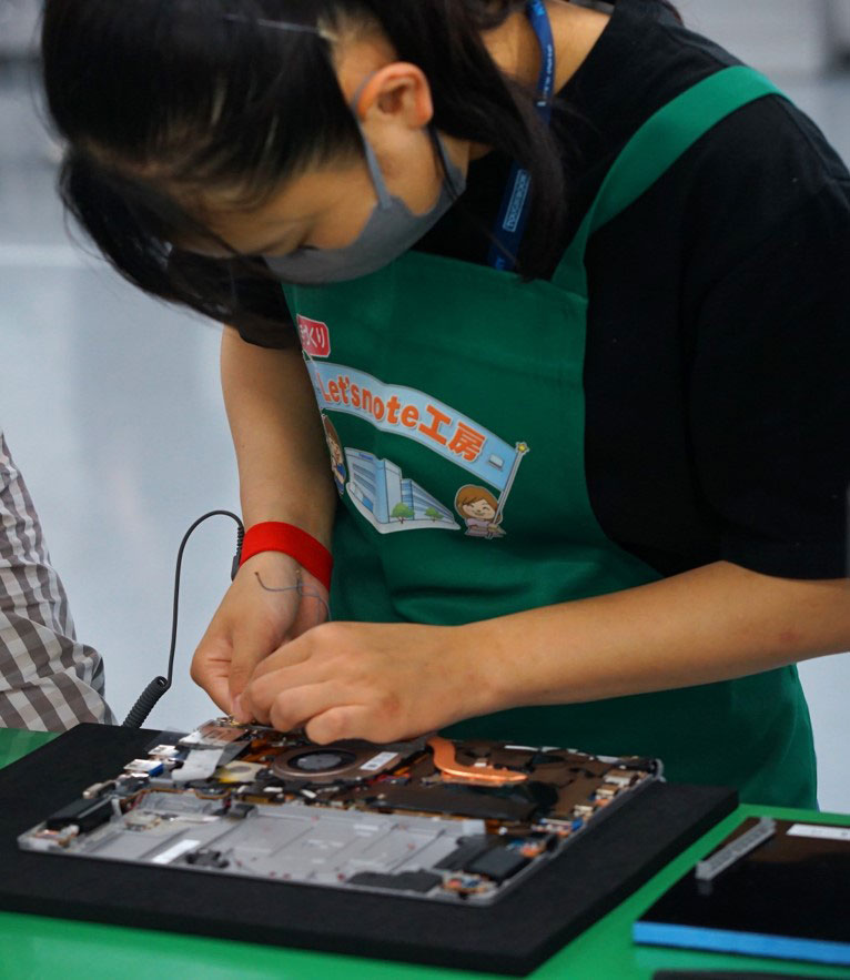 参加者のこどもがレッツノートを組み立てている様子