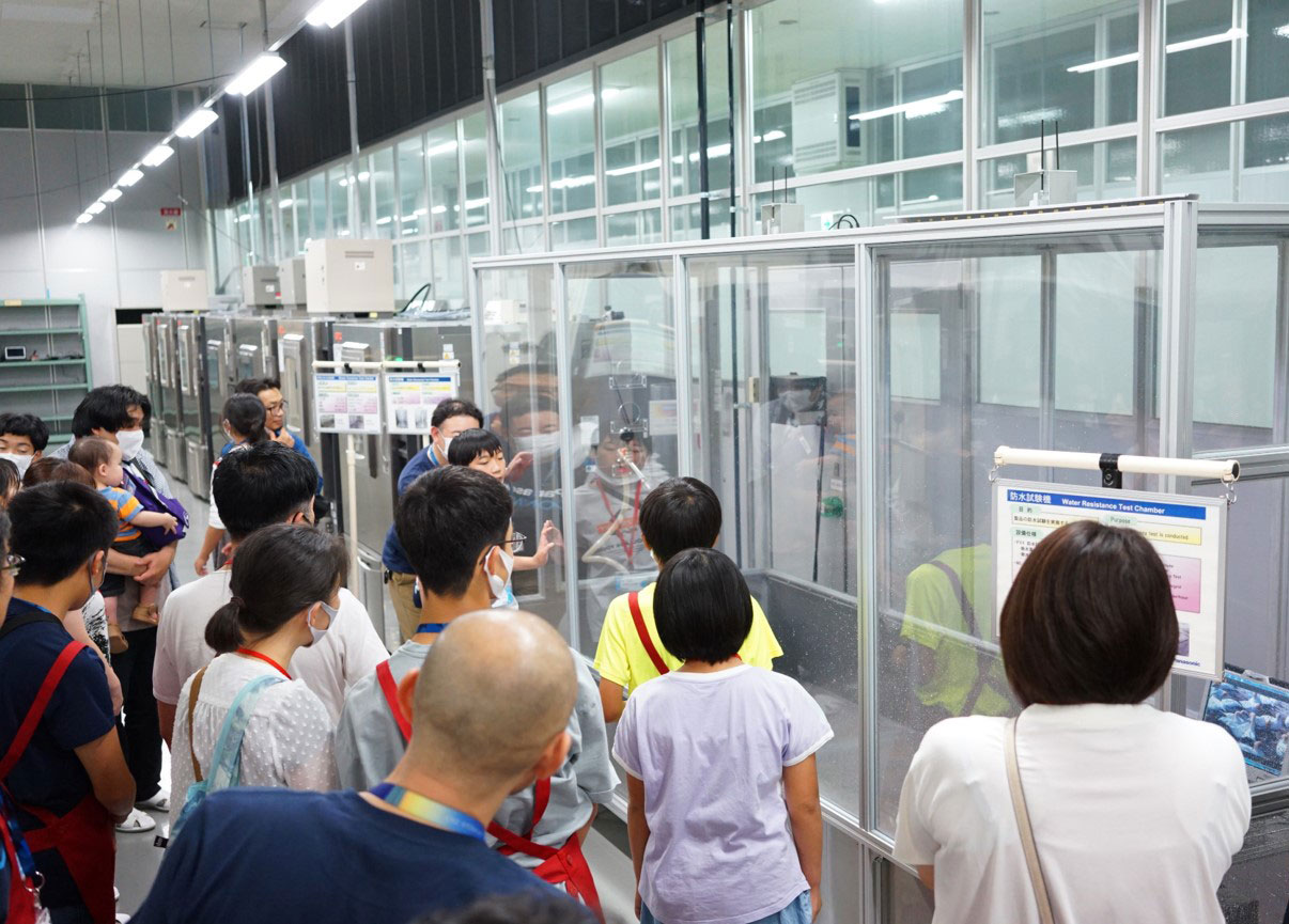 参加者が神戸工場を見学する様子