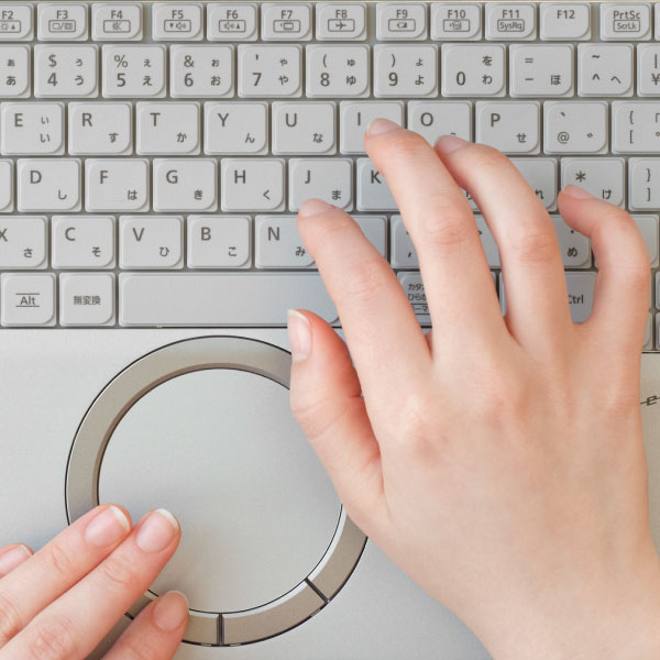 キーボードとホイールパッドを同時に操作している様子