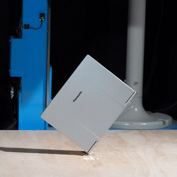 レッツノートをデスクの高さから落下させる試験の様子