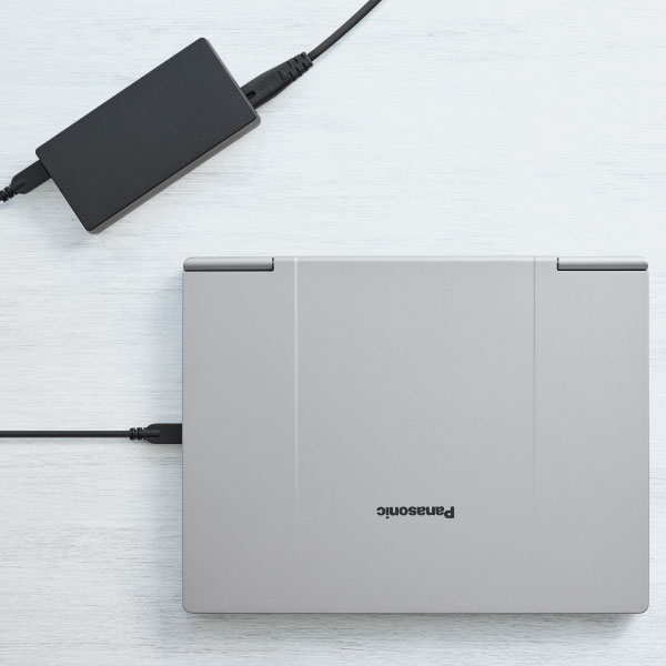 レッツノートに充電器が差し込まれている様子