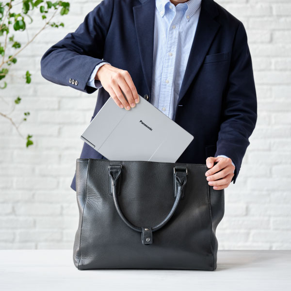 ビジネスバッグにレッツノートをしまう様子