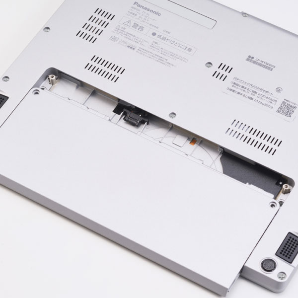 ユーザ自身で取り外しが可能な大容量バッテリーを取り外した場面