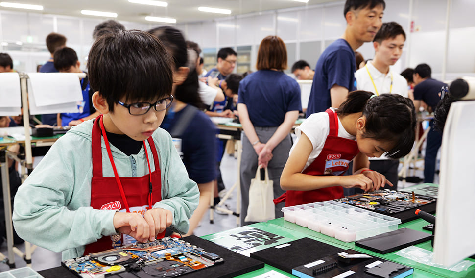 参加者のこどもがレッツノートを組み立てている様子