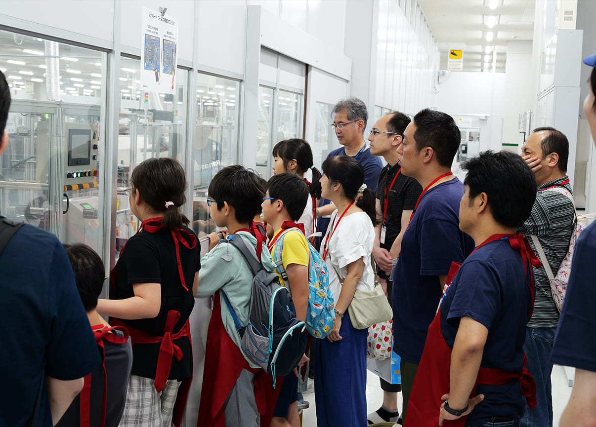 参加者が神戸工場を見学する様子