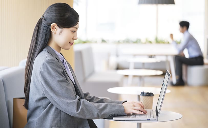 約12.7時間（動画再生時）、約34.6時間（アイドル時）の駆動時間