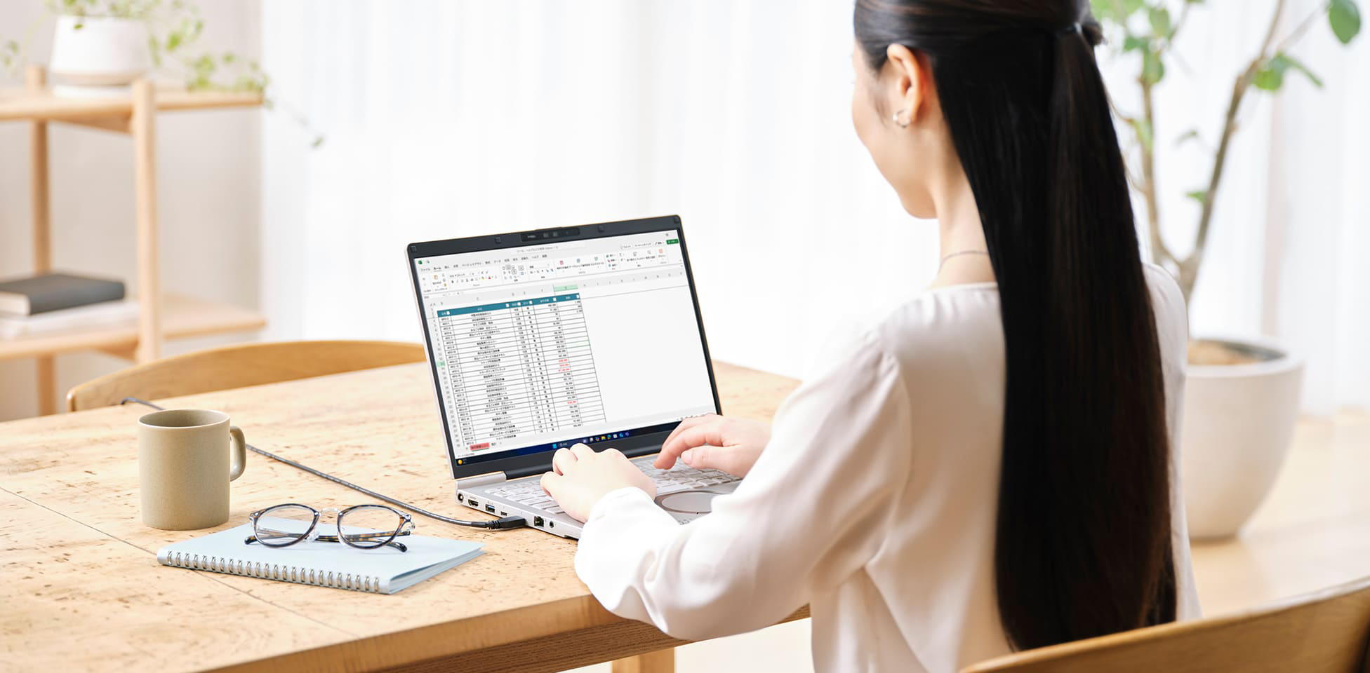 移動時もオフィスでも自宅でも作業しやすい大画面＆長時間駆動