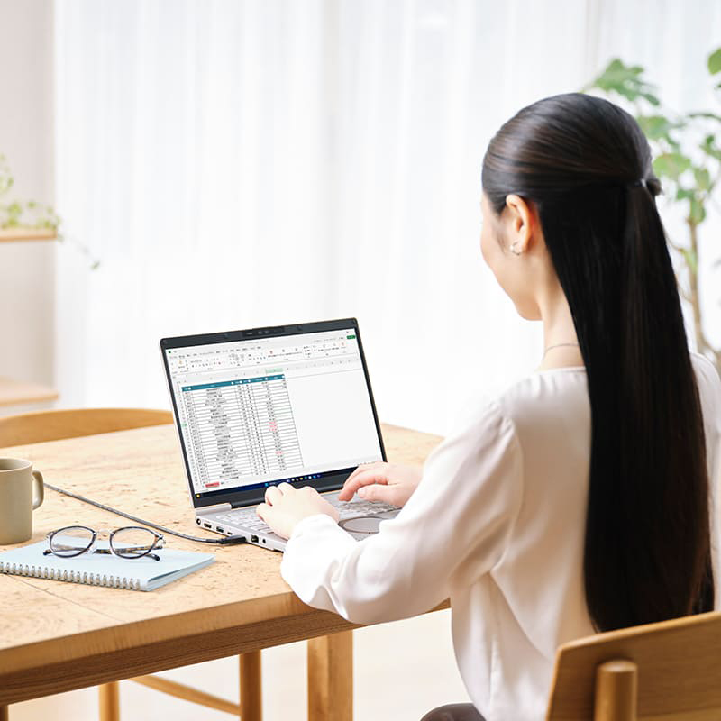 移動時もオフィスでも自宅でも作業しやすい大画面＆長時間駆動