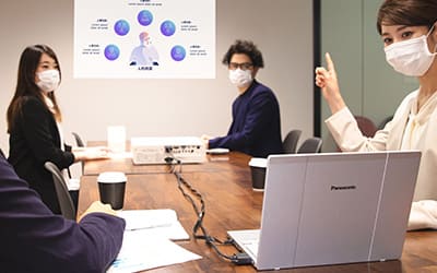 ヘッドセットなしでも明瞭に聞こえる「ボックス型スピーカー」