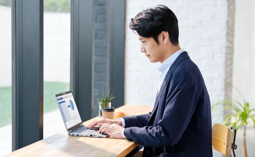 約12.7時間（動画再生時）、約34.6時間（アイドル時）の駆動時間