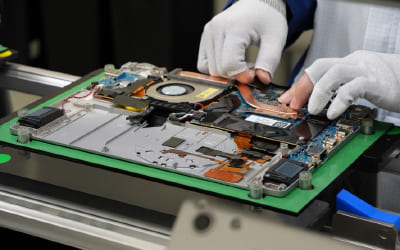 完成組立は熟練した人の手で一台ずつ