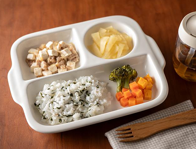 【料理家 ぐっち夫婦監修】鶏ひき肉豆腐の離乳食プレート