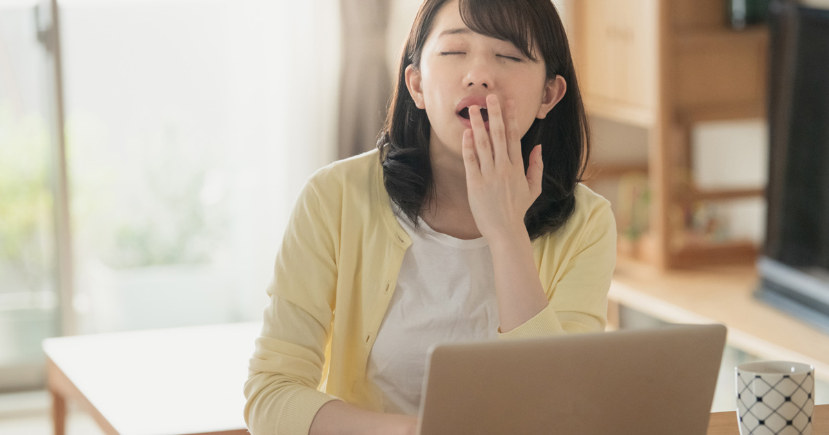 何とかしたい！ 不意に訪れる眠気の原因と具体的な対処法＆予防法 | UP