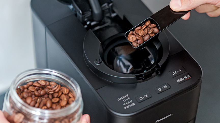 写真：コーヒー豆を入れるようす