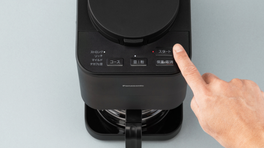 写真：ボタンを押すようす