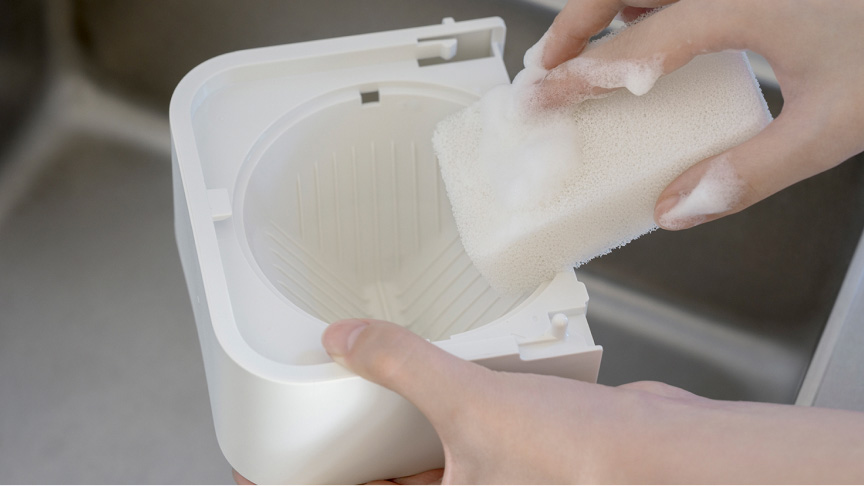 写真：コーヒーメーカーを洗うようす