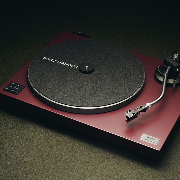 Technics × FRITZ HANSEN コラボレーションモデル SL-40CBTFH