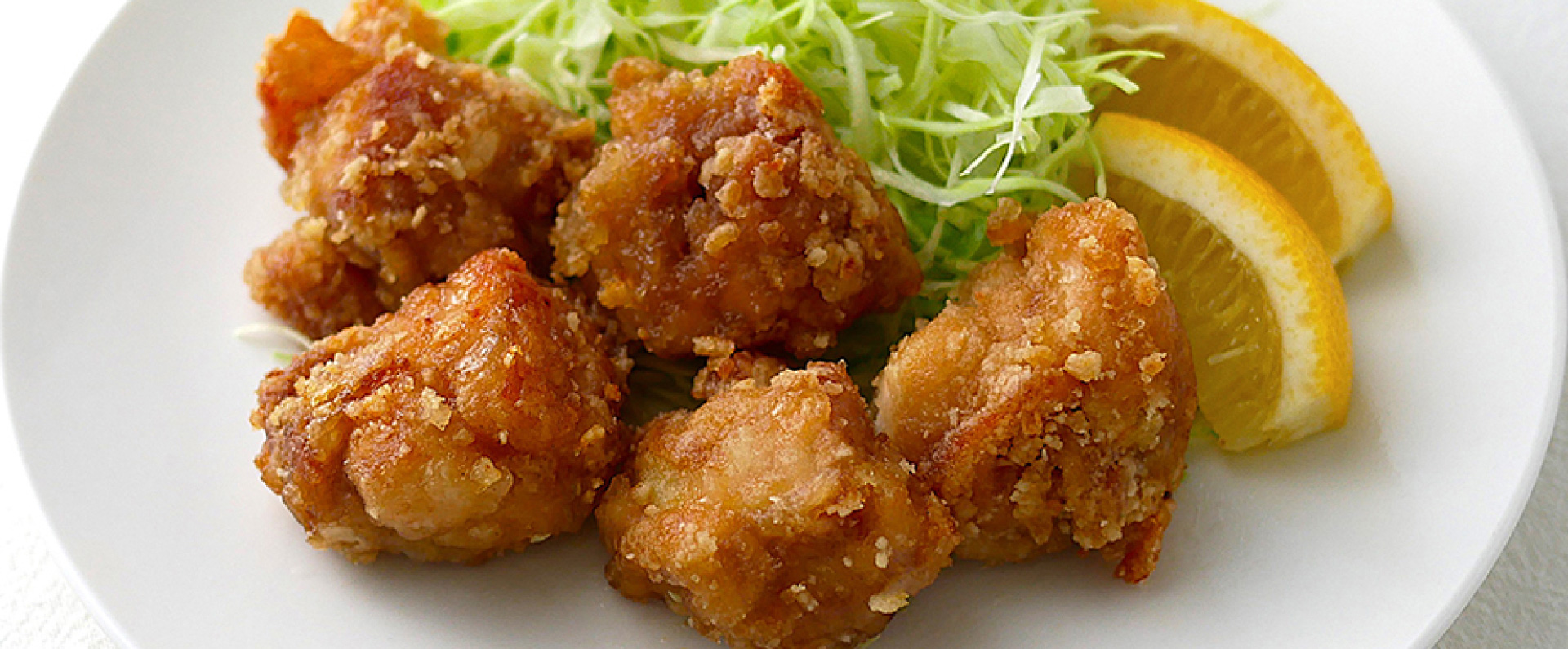 皿に盛りつけられた唐揚げ