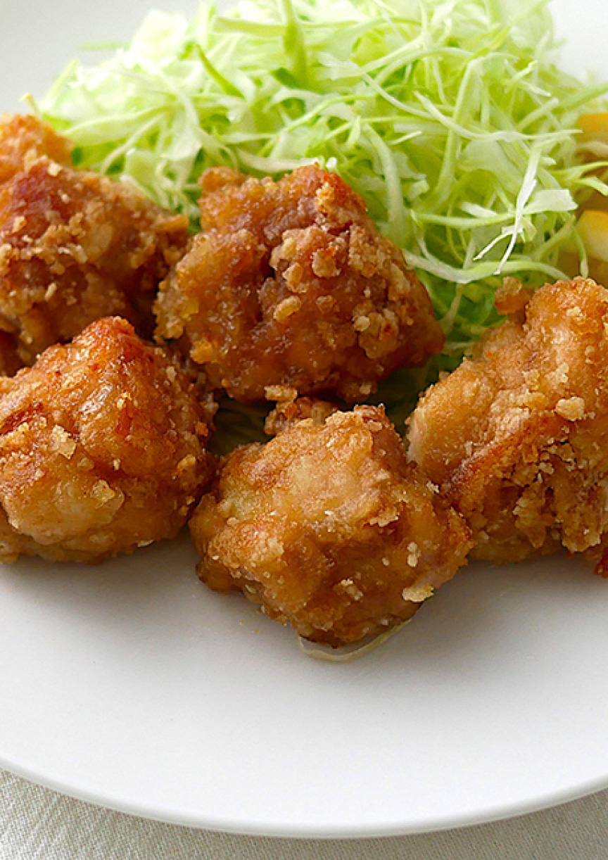 皿に盛りつけられた唐揚げ