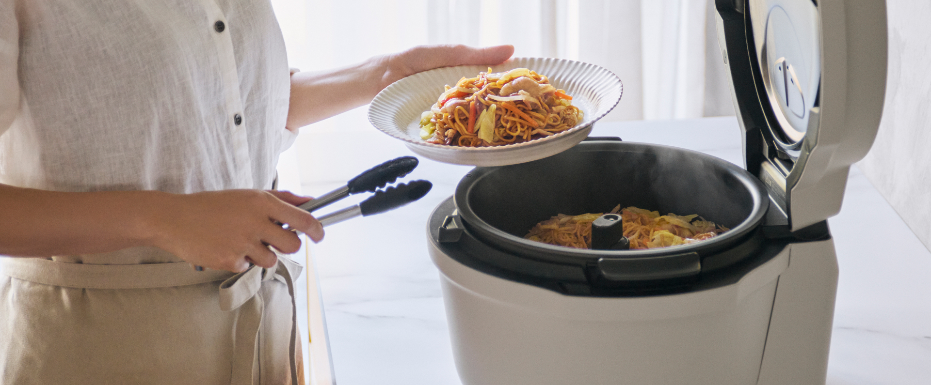 写真：やきそばを盛り付けるようす