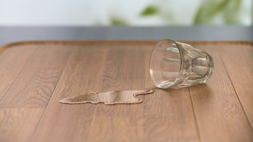 ホットパネルに水がこぼれいているイメージ