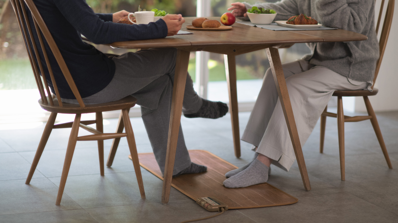 テーブルの下にホットパネルを敷いて使用するイメージ