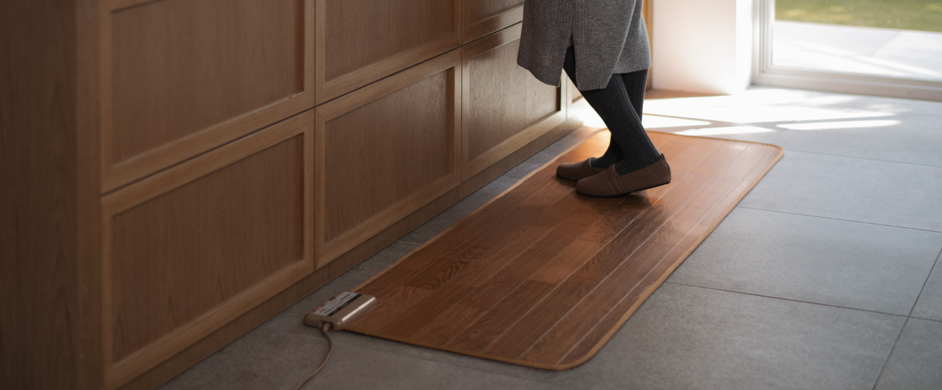 女性がキッチンでホットパネルを使用しているイメージ