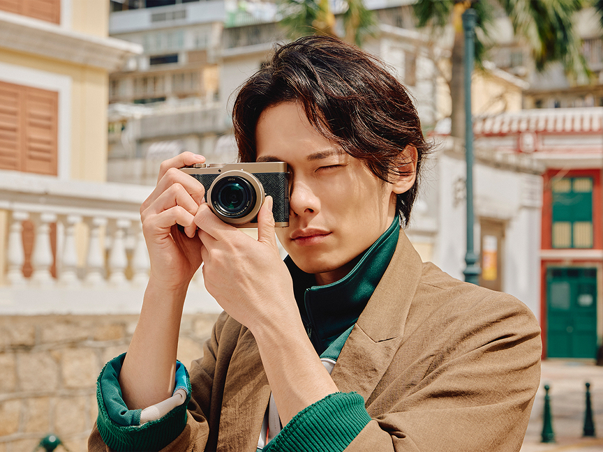 画像：軽快なボディと本格操作　LUMIX L10-Nのファインダーを覗く男性