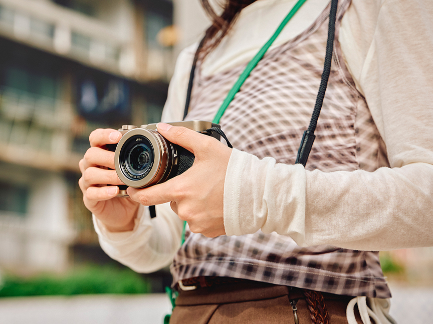 画像：信頼の造形と美しい佇まい　LUMIX L10-Nを構える女性