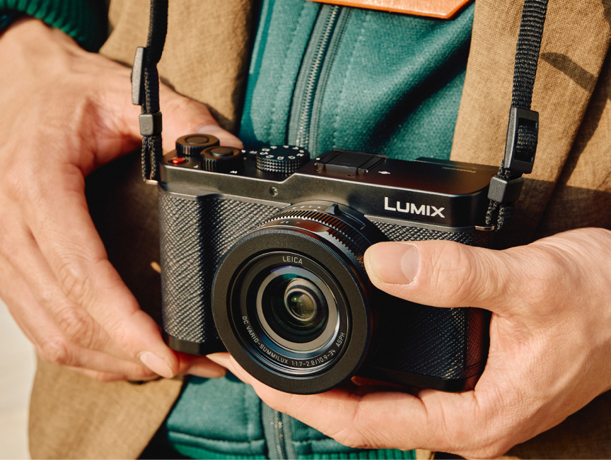 画像：信頼の造形と美しい佇まい　LUMIX L10-Kを構える男性