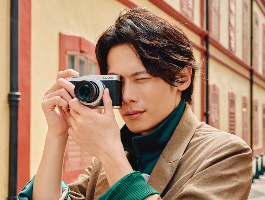 画像：軽快なボディと本格操作　LUMIX L10-Sのファインダーを覗く男性