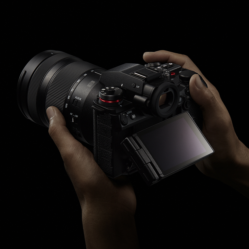 画像：快適なクリエイティブワークを実現する チルトフリーアングルモニター