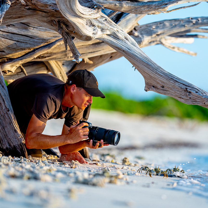 写真：カメラを抱える男性
