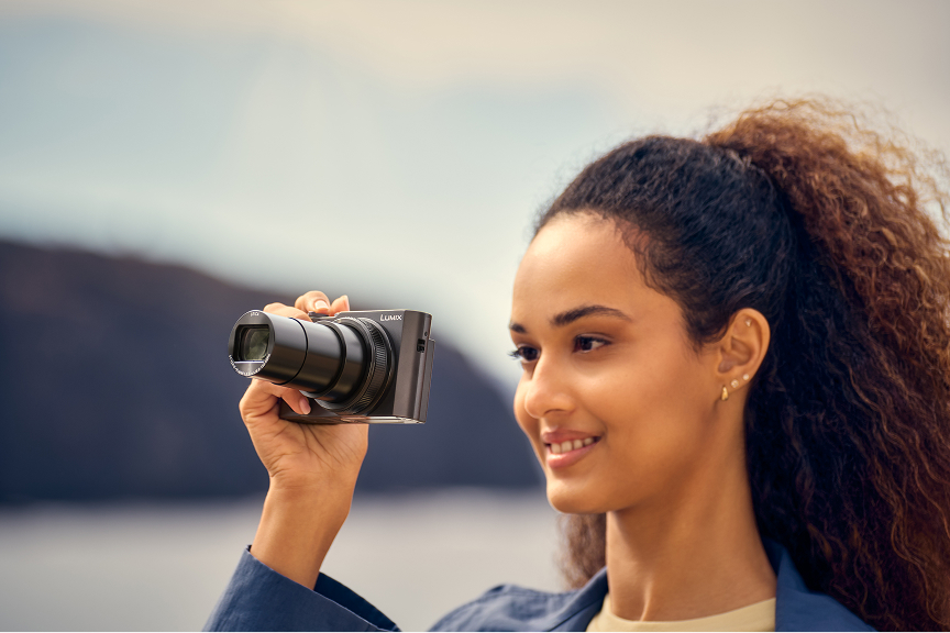 写真も動画もブレずにクリア　TX3で撮影する女性