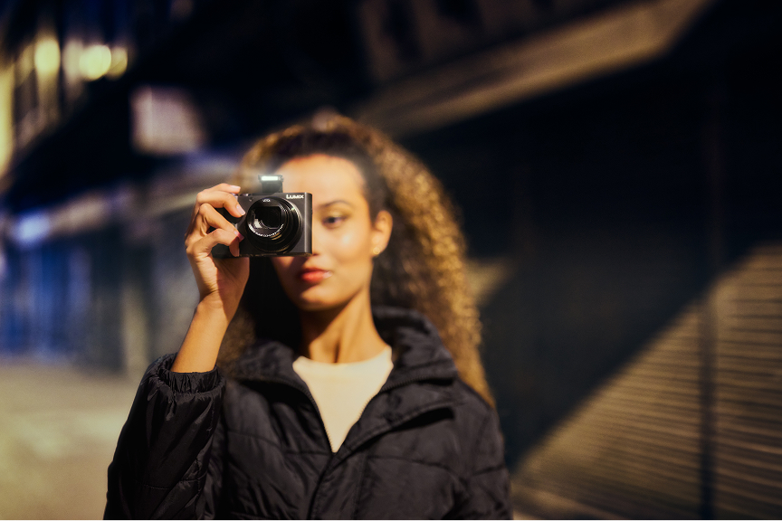 内蔵フラッシュ搭載で、暗いシーンも安心　TX3で夜に撮影する女性