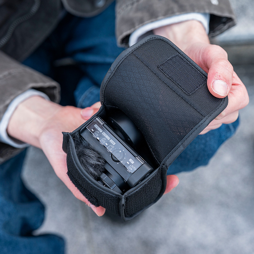 スマートに収納できる専用ポーチ